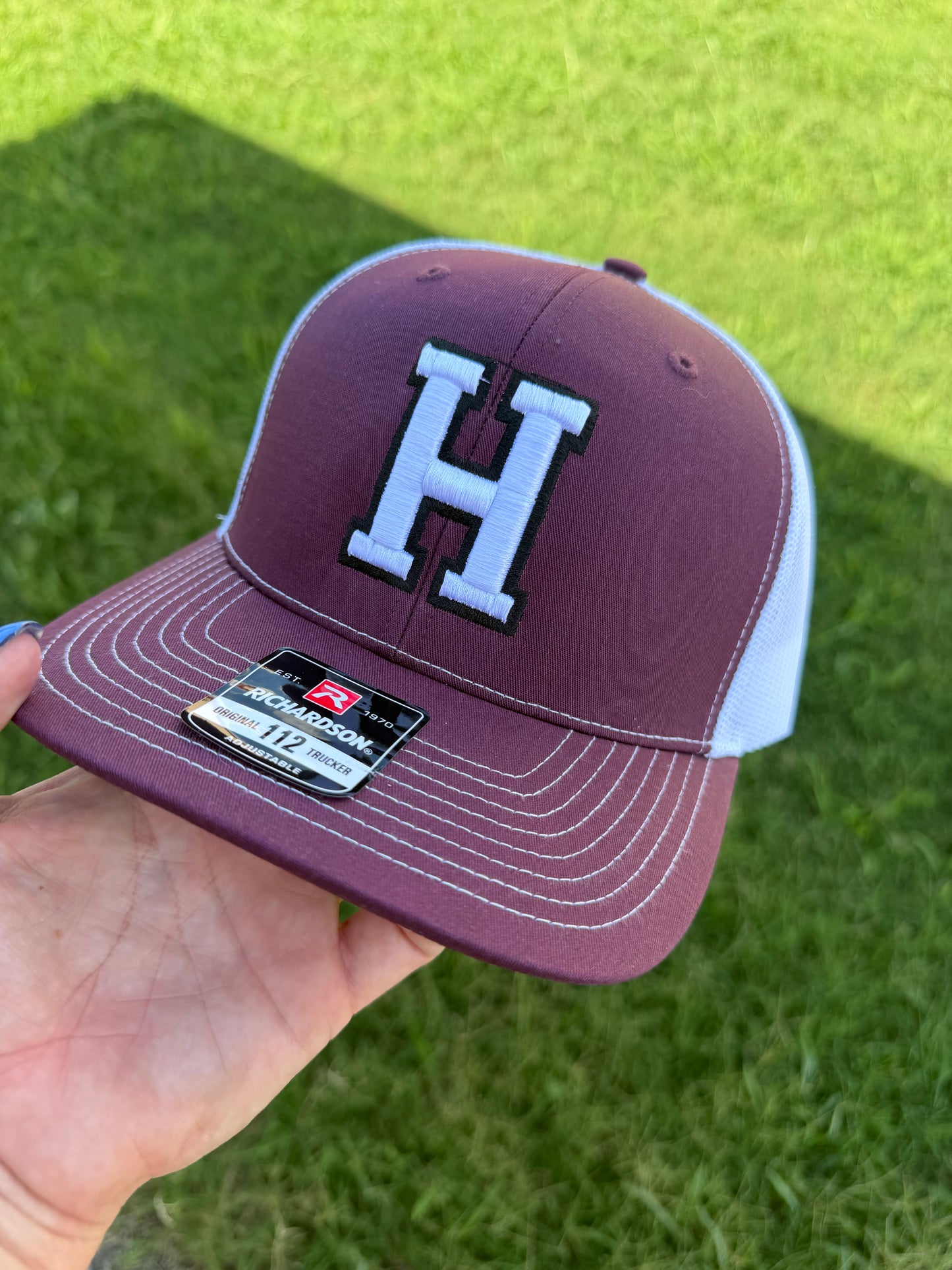 Men’s maroon H hat